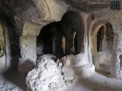Pi� avanti le due absidi centrali sono cinte dal muretto dell�iconostasi, alto circa un metro, che in passato separava l�area destinata ai fedeli (naos) da quella dove i sacerdoti officiavano il rito (bema) circondati da icone lignee con raffigurazioni dei santi